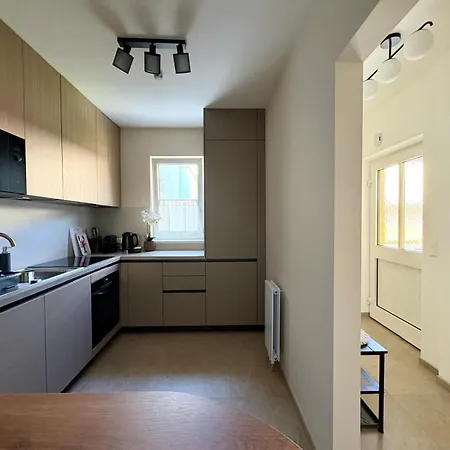Fresh Upstairs & Free Parking Апартаменти