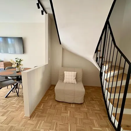 Fresh Upstairs & Free Parking Апартаменти *