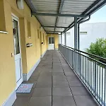 Fresh Upstairs & Free Parking Апартаменти