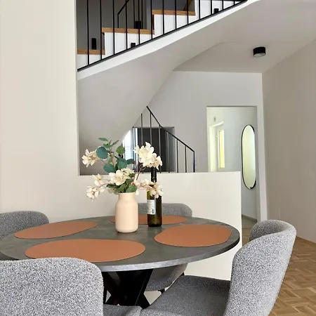 Apartment Fresh Upstairs & Free Parking