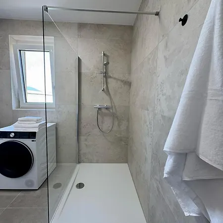 Fresh Upstairs & Free Parking *