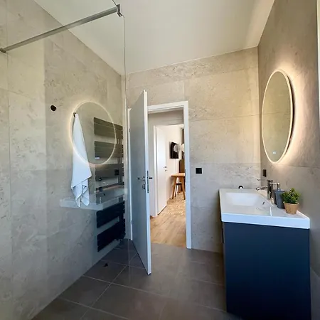 Fresh Upstairs & Free Parking *