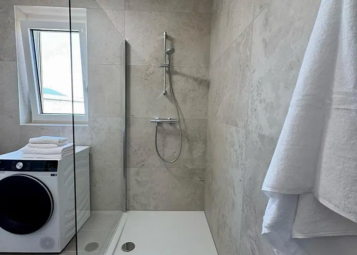 Fresh Upstairs & Free Parking *