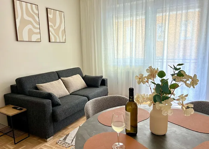 Fresh Upstairs&free Parking