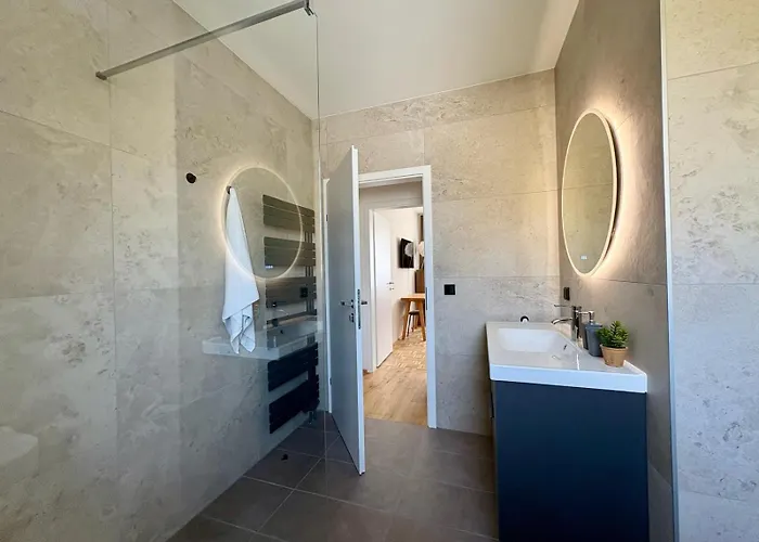 Fresh Upstairs & Free Parking *