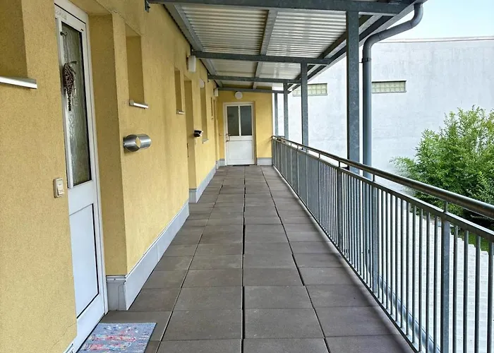 Fresh Upstairs & Free Parking Lejlighed